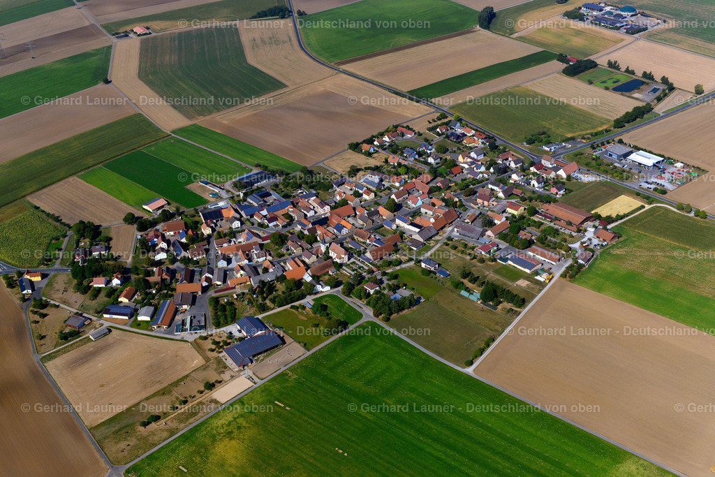 3650477 | EUERHAUSEN 13.09.2016 Landwirtschaftliche Nutzflächen und Feldgrenzen  umsäumen das Siedlungsgebiet des Dorfes in Euerhausen im Bundesland Bayern, Deutschland // Agricultural land and field boundaries surround the settlement area of the village  in Euerhausen in the state Bavaria, Germany Foto: Gerhard Launer