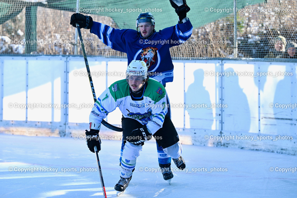 EC Tigers Paternion vs. EC FELD AM SEE/DSG LEDENITZEN | #7 Peterschitz Lukas EC FELD AM SEE Ledenitzen, #8 Ortner Sandro EC Tigers Paternion, EC Tigers Paternion vs. EC FELD AM SEE/DSG LEDENITZEN, EC Tigers Paternion vs. EC FELD AM SEE/DSG LEDENITZEN am 04.01.2026 in Paternion (Eislaufplatz Paternion), Austria, (Photo by Bernd Stefan)