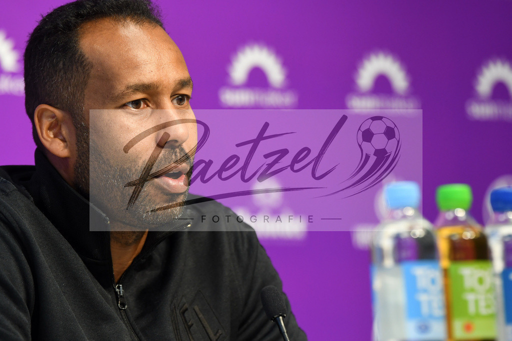 20200206_PKOSNA_0038 | Fußball, Herren: Trainer Daniel Thioune (VfL Osnabrueck) schaut waehrend der Pressekonferenz des VfL Osnabrueck im Stadion an der Bremer Bruecke am 06.02.2020 in Osnabrueck, Deutschland. - Realisiert mit Pictrs.com
