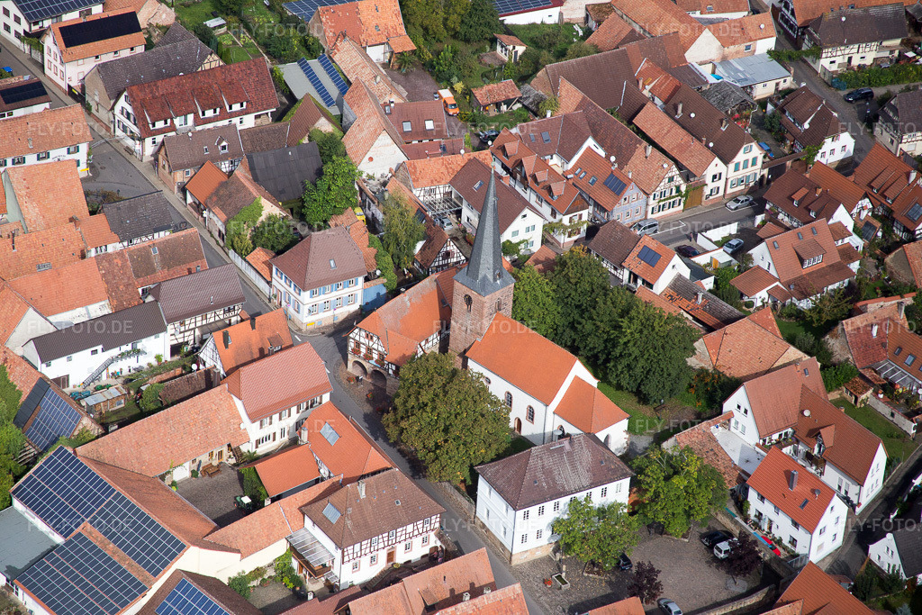 Luftbild: Kirche, Hauptstr im Ortsteil Heuchelheim in Heuchelheim-Klingen im Bundesland Rheinland-Pfalz in Deutschland. Foto: IMG_072634.jpg vom 19.09.2014 durch Werner Riehm/FLY-FOTO.de