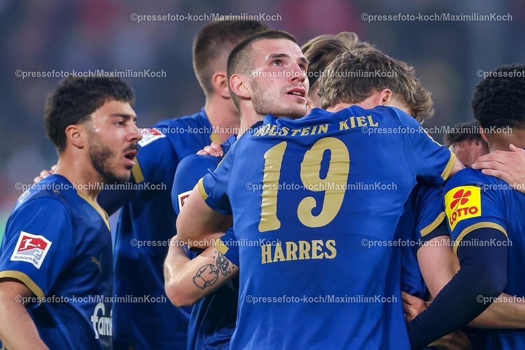 F9510042601103 | 10.04.2026, Fußball, Fortuna Düsseldorf - Holstein Kiel, 2. Fußball Bundesliga, Herren, Merkur Spiel-Arena, 29. Spieltag, Saison 2025 2026: Torjubel nach dem Tor zum 2:1 durch Torschütze Ivan Nekic&nbsp; (Holstein Kiel #13)  zusammen mit   DFB regulations prohibit any use of photographs as image sequences and or quasi-video.
