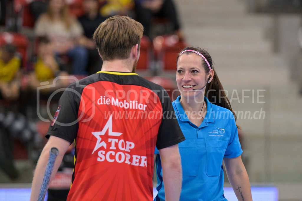 HC Rychenberg vs UHC Uster - 14. October 2022 | HC Rychenberg vs UHC Uster
AXA Arena, Winterthur
Schiedsrichterin Sandra Zurbuchen im Gespräch mit Noah Püntener (#19 HC Rychenberg).
Bild: Sportfotografie Markus Aeschimann | www.markus-aeschimann.ch - Realisiert mit Pictrs.com