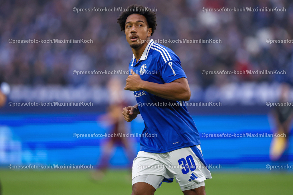Schalke10112402156 | 10.11.2024, Fußball, FC Schalke 04 - SSV Jahn Regensburg, 2. Fußball Bundesliga, Veltins-Arena Gelsenkirchen, Saison 2024 2025: Anton Donkor (S04 #30) DFB regulations prohibit any use of photographs as image sequences and or quasi-video.
