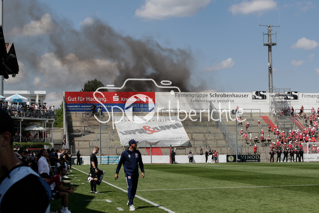 SpVgg Unterhaching - FC Energie Cottbus | Rauchschwaden steigen hinter dem Gaesteblock auf / Cottbus Fans machen ein Feuer hinter dem Gaesteblock