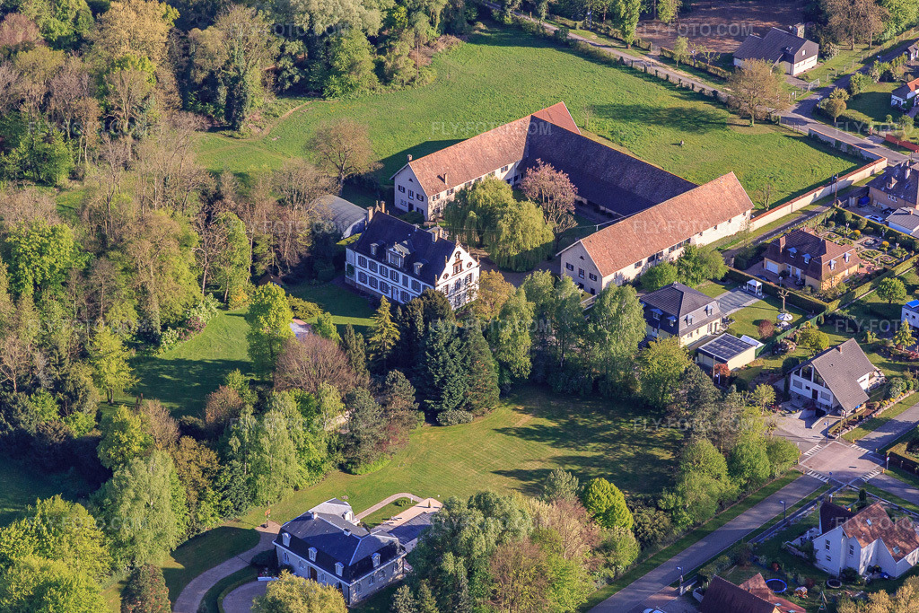 Aerial view: Rue Claude in Fort-Louis in the state Bas-Rhin, France. – Photo: IMG_099074.jpg taken on 04/23/2017 by Werner Riehm/FLY-FOTO.com – Resolution of the original: 5214 x 3476 px