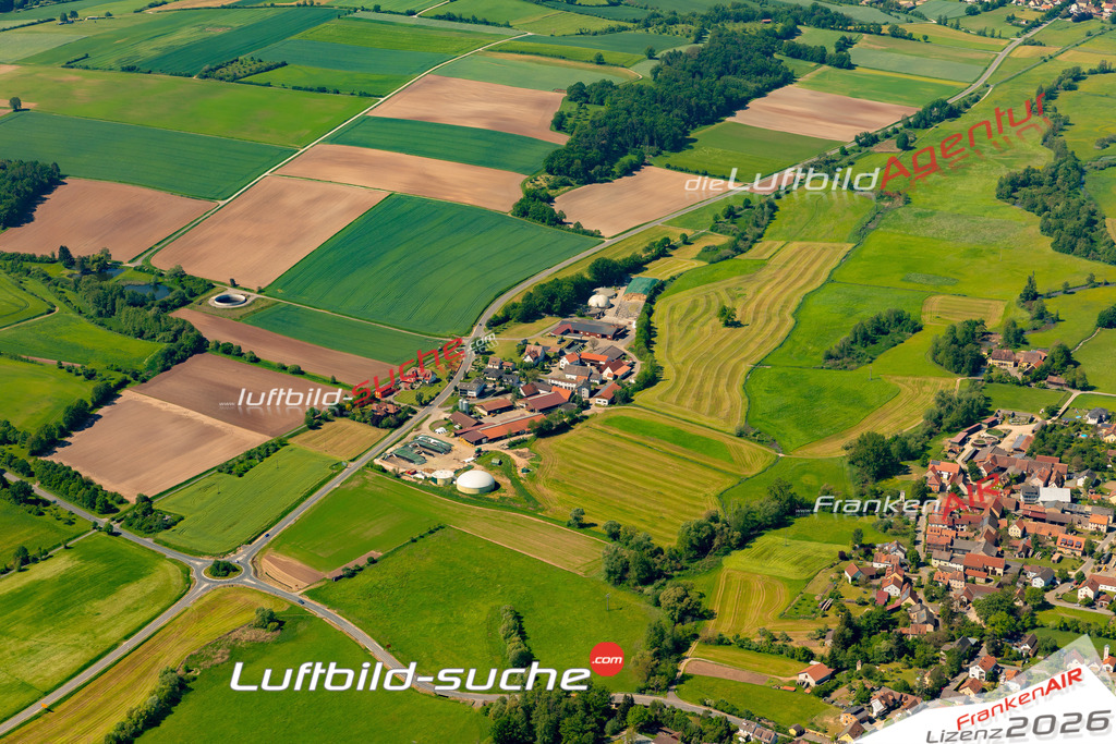 Das Luftbild zeigt : Hundshof Frensdorf - Die Luftaufnahme wurde 2024 vom UL-Flugzeug aus erstellt ( keine Drohne ) - Hochauflösende Luftaufnahme - Für grossformatige Ausdrucke geeignet. Die Geschenkidee !Mit Lizenz und Bildrechte bestellbar