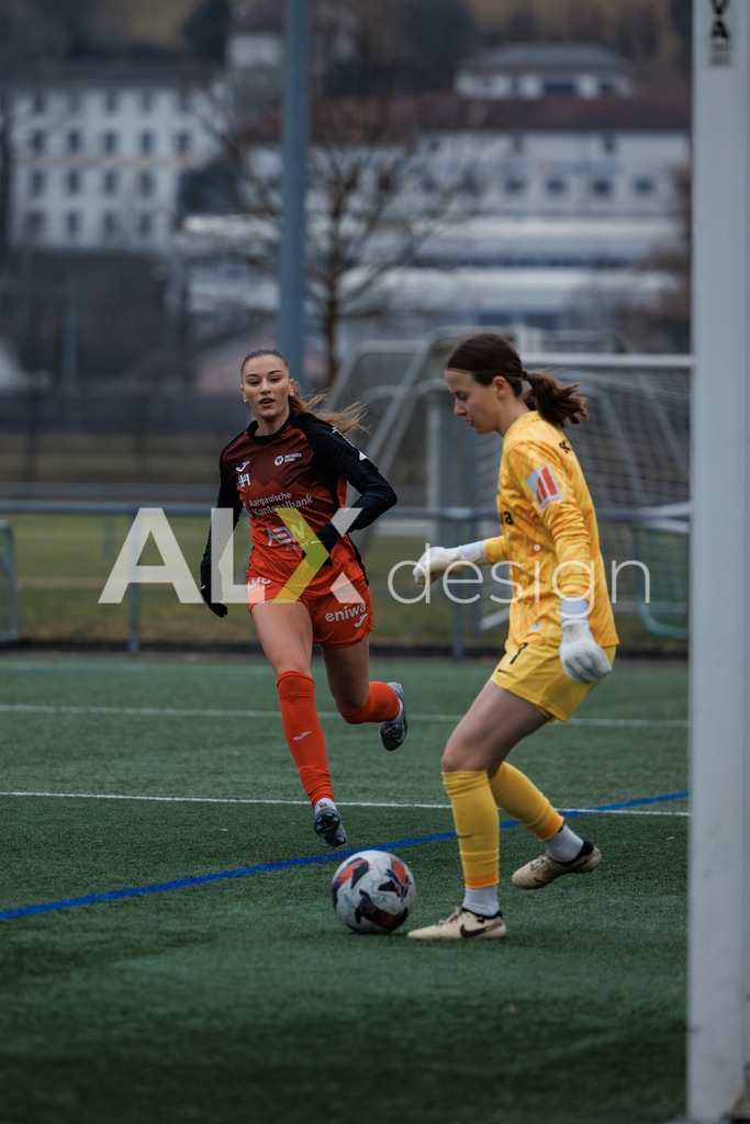 Fußball I Frauen I Saison 2025-2026 I Freundschaftsspiel I FC Aarau Frauen - SC Freiburg U20 I 24.01.2026 | 9 Alketa Rama (FC Aarau) – Angriff  //  1 Lea Linsler (SC Freiburg U20) – Tor - Realisiert mit Pictrs.com