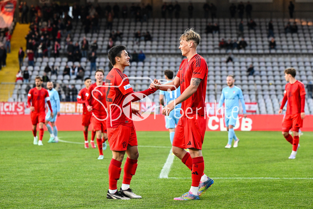 FC Bayern Amateure - Türkgücü München | Jubel der Bayern Amateure nach dem Treffer zum 5-0 durch Samuel UNSOELD (FC Bayern München II #9) / Tor / Torschuetze / Freude / Happy / Regionalliga Bayern: FC Bayern Muenchen II - Tuerkguecue Muenchen, Gruenwalder Stadion am 09.05.2025
