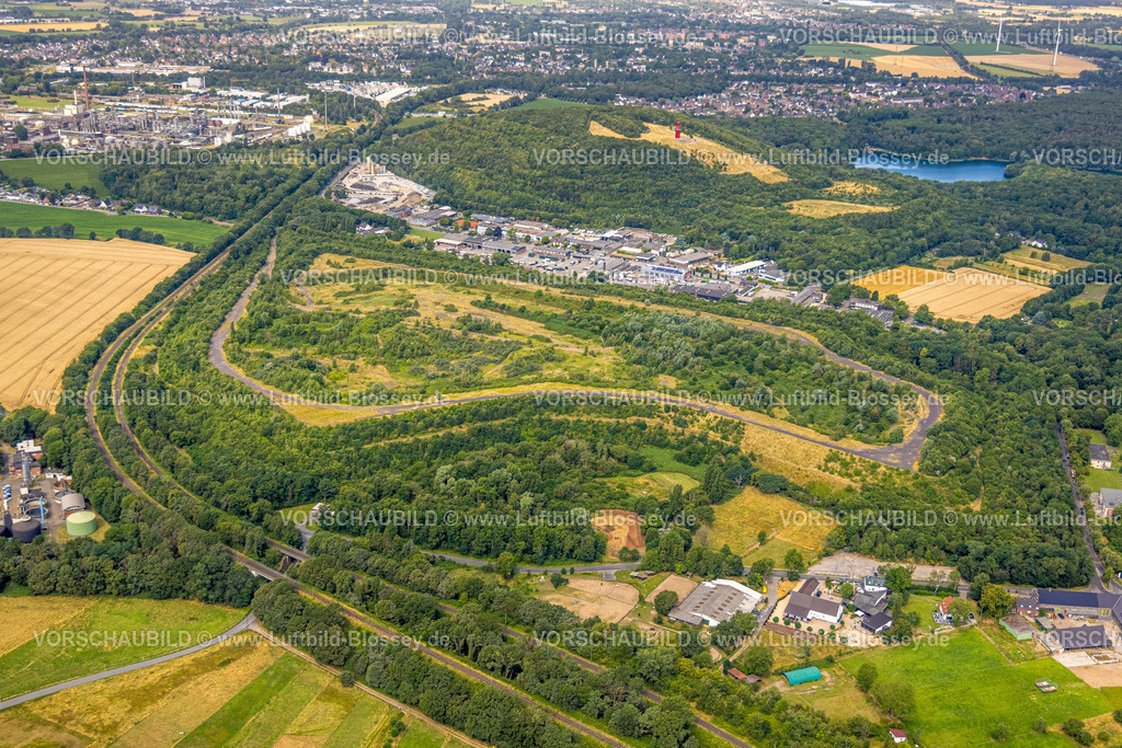 Duisburg230707135 | Luftbild, Bergehalde und Halde Rheinpreußen mit roter Geleucht-Grubenlampe, Gewerbegebiet Gutenbergstraße, Baerl, Duisburg, Ruhrgebiet, Nordrhein-Westfalen, Deutschland