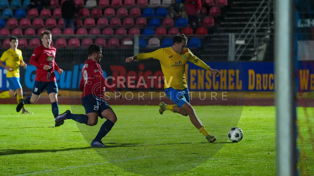 Fußball, Herren, Saison 2025/2026, Regionalliga Nordost, 12. Spieltag, FC Eilenburg vs. FSV 63 Luckenwalde, Freitag 17.10.2025, Ilburgstadion Eilenburg, | Fußball, Herren, Saison 2025/2026, Regionalliga Nordost, 12. Spieltag, FC Eilenburg vs. FSV 63 Luckenwalde, Freitag 17.10.2025, Ilburgstadion Eilenburg, Im Bild: Michael Schlicht (l. Eilenburg) und Simon Gollnack (r. Luckenwalde) - Realisiert mit Pictrs.com