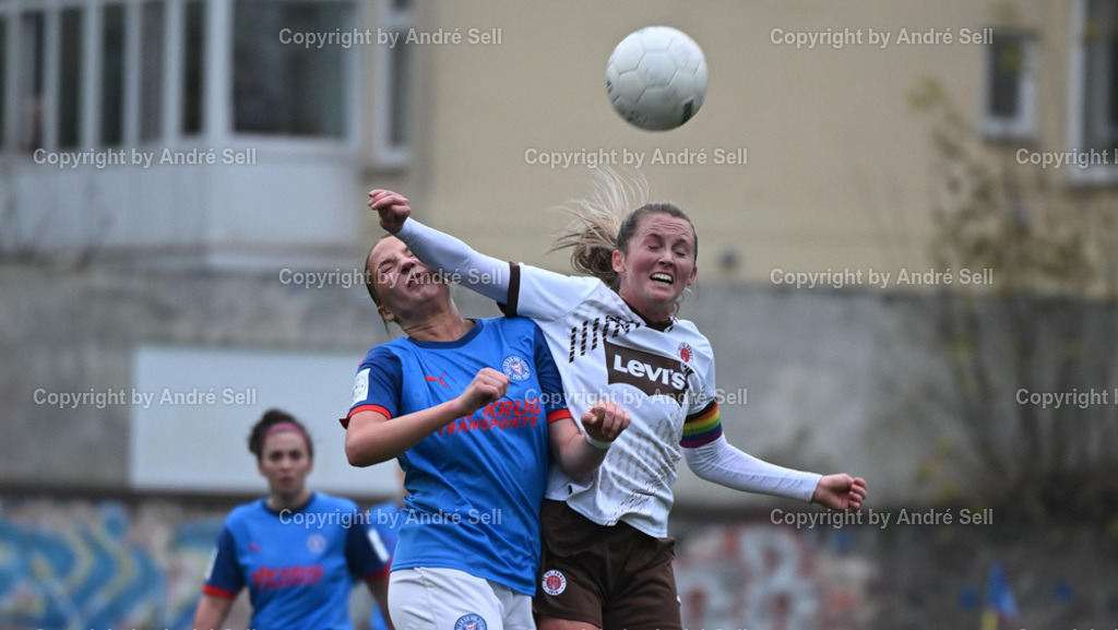 Holstein Kiel vs St. Pauli | Greta Böhme (Holstein #12) / Annie Kingman (St. Pauli #14) - Fußball-Regionalliga Nord Frauen 2024/2025 / Holstein Kiel vs St. Pauli / Waldwiese / Kiel / 10.11.24 - Realisiert mit Pictrs.com