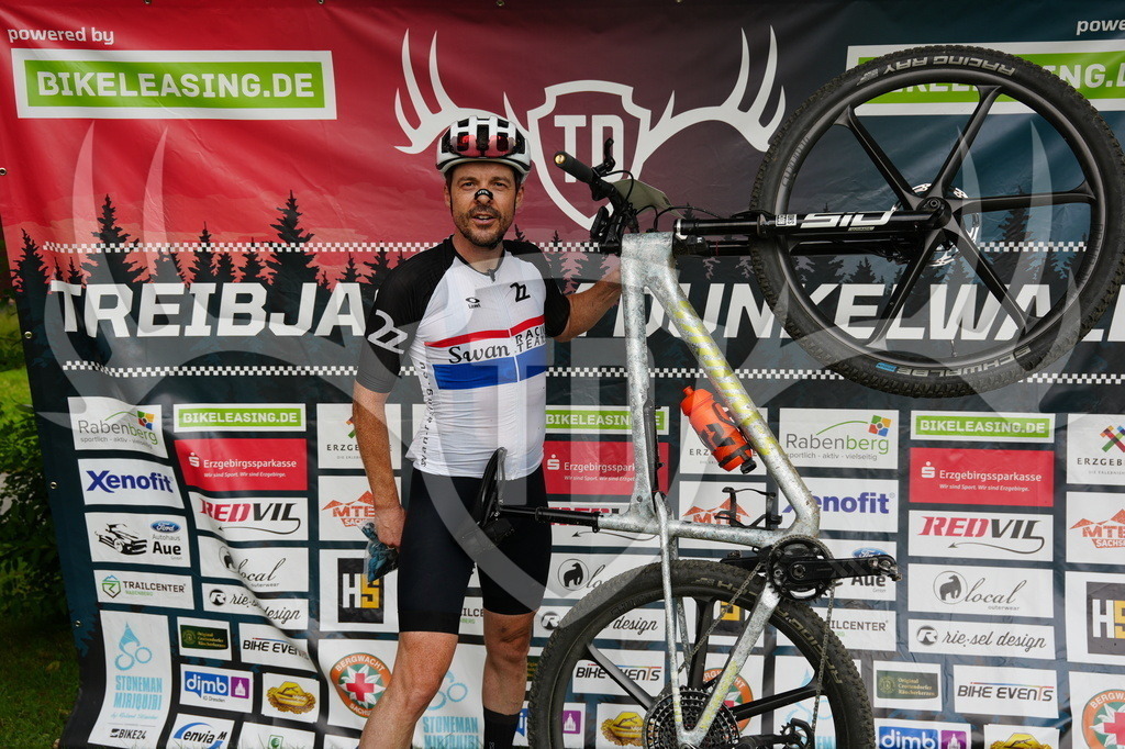 FC605655 | Fotogalerie der Treibjagd im Dunkelwald - Dein MTB Etappenrennen im Erzgebirge - Realisiert mit Pictrs.com