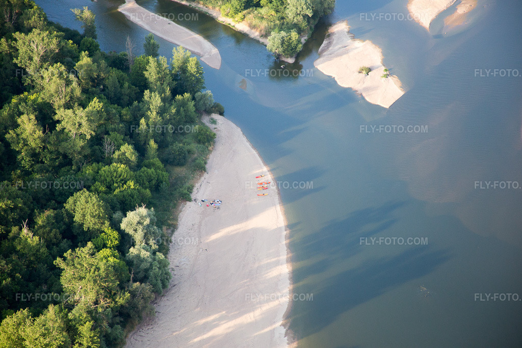 Aerial view: View of the town in Limeray in the state Indre et Loire, France. – Photo: IMG_082412.jpg taken on 06/20/2015 by Werner Riehm/FLY-FOTO.com – Resolution of the original: 5472 x 3648 px