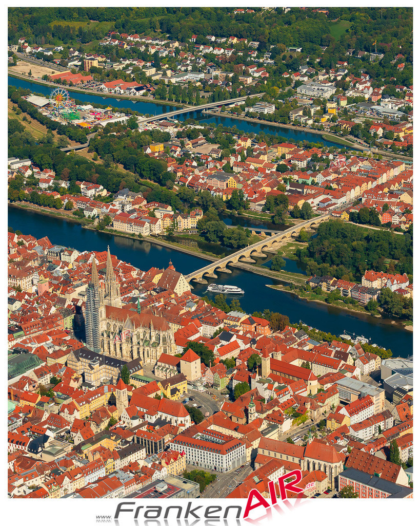Schrägluftbild  Dom mit Brücke  Regensburg - Das Luftbild wurde 2025 vom UL-Flugzeug heraus erstellt ( keine Drohne ) - Hochauflösende Luftaufnahme -Nicht vergleichbar mit Google Maps oder Satelittenbilder- Die Geschenkidee !Mit Lizenz und Bildrechte bestellbar