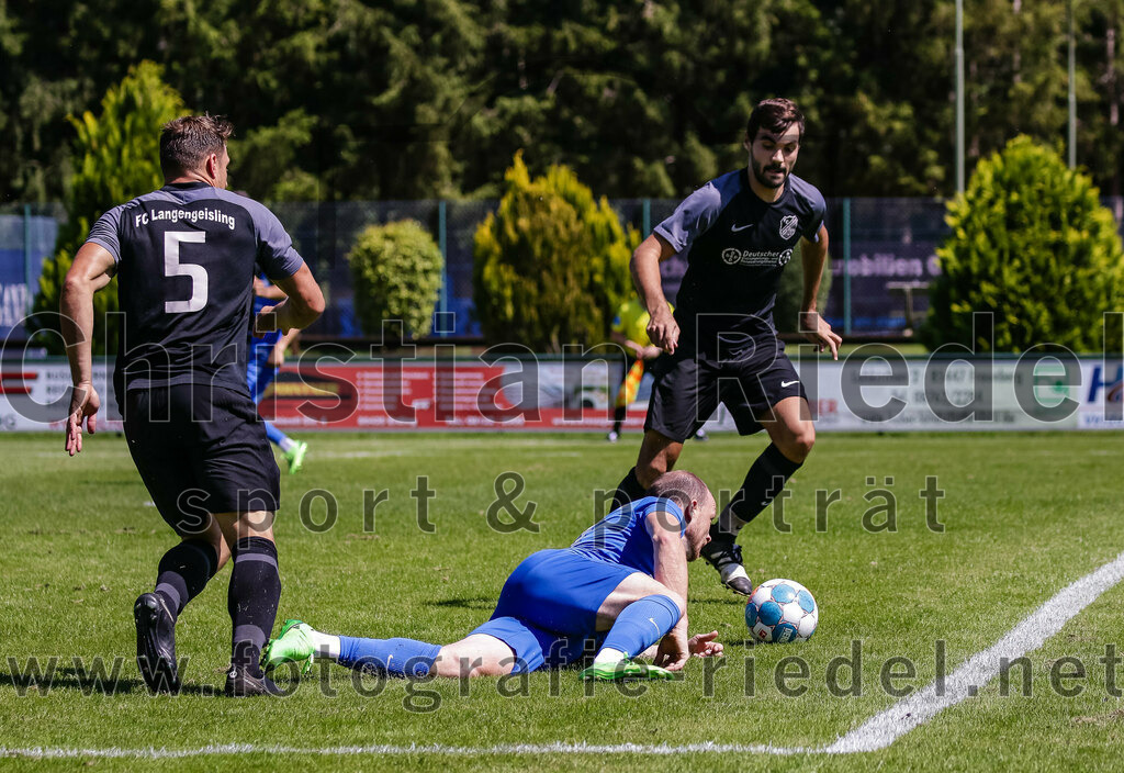 2023-08-12_009_FC_Langengeisling_gegen_ESV_Freilassing | Erding, Deutschland, 12.08.2023:
Fußball, Bezirksliga Oberbayern Ost 2023 / 2024, 4. Spieltag, FC Langengeisling gegen ESV Freilassing, Endergebnis: 2:1

Andreas Buchberger (FC Langengeisling, #5), Albert Deiter (ESV Freilassing, #11), Severin Stenzel (FC Langengeisling, #42)

Foto: Christian Riedel / fotografie-riedel.net