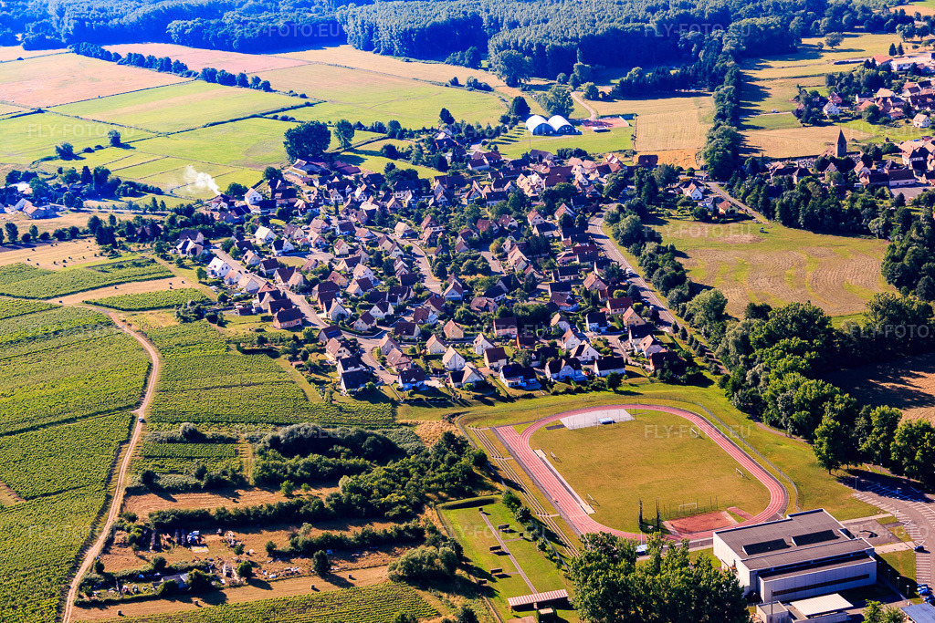 Vue aérienne: Vue du village depuis l'ouest, au-delà du terrain de sport à le quartier Altenstadt in Wissembourg dans le département Bas Rhin, France – .Photo: IMG_083046.jpg prise le 26/06/2015 par Werner Riehm/FLY-FOTO.eu – Résolution de l'original: 5472 x 3648 px