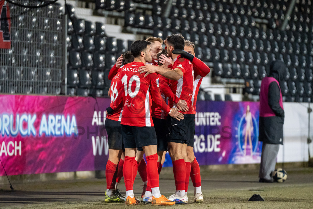 SG Sonnenhof Grossaspach vs. SSV Ulm 1846 Fussball, Fussball, WFV-Pokal, Viertelfinale, 01.04.2026 | Kollektiver Torjubel nach dem Treffer zum 2:1 durch Elias Rahn (SG Sonnenhof Grossaspach, #08),SG Sonnenhof Grossaspach vs. SSV Ulm 1846 Fussball, Fussball, WFV-Pokal, Viertelfinale, 01.04.2026