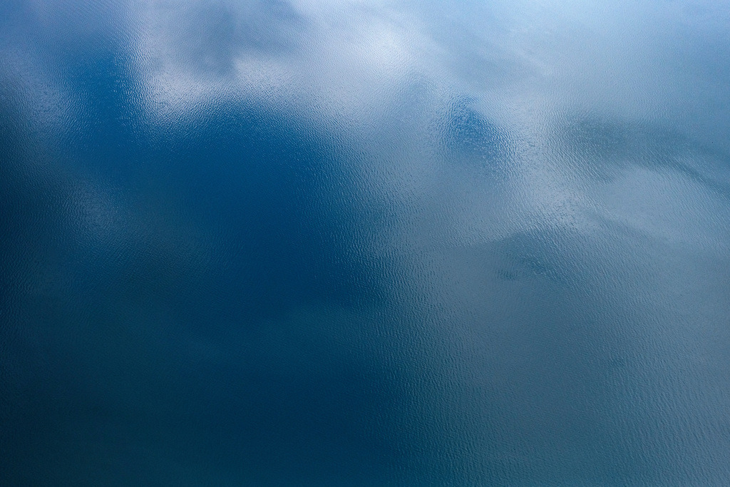 dr__0057276.jpg | HERRSCHING AM AMMERSEE 23.07.2020 Spiegelung und Sonnen- Strahlen Reflektion auf der Wasser - Oberfläche des Ammersee in Herrsching am Ammersee im Bundesland Bayern, Deutschland. // Sun rays Reflection on the water surface of Ammersee in Herrsching am Ammersee in the state Bavaria, Germany. Foto: Daniel Reiter