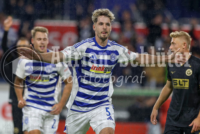 MSV Duisburg vs FC Hansa Rostock - 3. Liga | Duisburg, Deutschland, 03.10.25:   Tobias Fleckstein (MSV Duisburg) Torjubel, jubelt nach seinem Treffer zum 2:1 waehrend des Spiels der 3. Liga MSV Duisburg vs FC Hansa Rostock in der schauinsland-reisen-arena(Foto von Brauer-Fotoagentur / Adrian Schlueter)