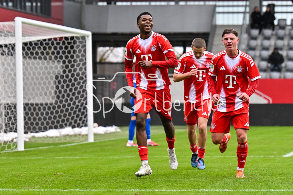 FC Bayern München - Berliner Athletik Klub | MUNICH, GERMANY - 21. FEBRUARY: Jubel der Bayern nach dem Treffer zum 3-1 durch Allen LAMBE (FC Bayern München U19 8) / Tor / Torschuetze / Freude / Happy während dem Spiel zwischen der U19 des FC Bayern München und der U19 des Berliner Athletik Klubs am 3. Spieltag der DFB-U19 Nachwuchsliga am FC Bayern Campus