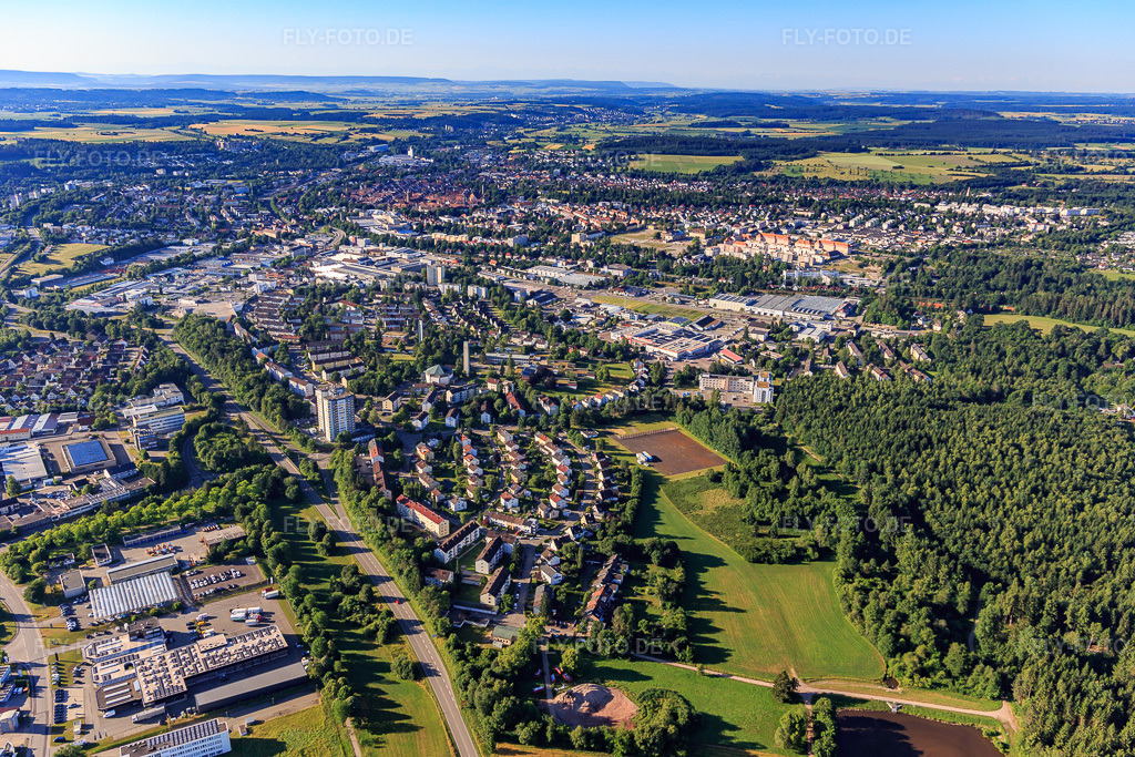 Luftbild: Stadtansicht aus Norden im Ortsteil Villingen in Villingen-Schwenningen im Bundesland Baden-Württemberg in Deutschland. Foto: IMG_149219.jpg vom 29.06.2025 durch Werner Riehm/FLY-FOTO.de