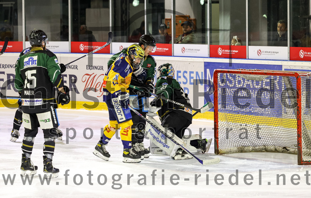 2022-10-30_024_TSV_Erding_gegen_ESC_Riverrats_Geretsried | Erding, Deutschland, 30.10.2022:
Eishockey, Bayernliga 2022 / 2023, 9. Spieltag, TSV Erding gegen ESC Riverrats Geretsried, Endergebnis: 3:5

Elias Maier (Erding Gladiators, #15), Sebastian Busch (Erding Gladiators, #11), Torwart Thomas Hingel (Erding Gladiators, #33)

Foto: Christian Riedel / fotografie-riedel.net