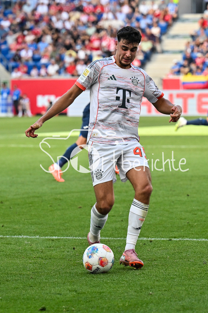 TSG 1899 Hoffenheim - FC Bayern München | am BAll Aleksandar PAVLOVIC (FC Bayern Muenchen 45) / Einzelfoto / Freisteller / Bundesliga: TSG 1899 Hoffenheim - FC Bayern München; PreZero-Arena am 20.09.2025 / DFL REGULATIONS PROHIBIT ANY USE OF PHOTOGRAPHS AS IMAGE SEQUENCES AND/OR QUASI-VIDEO