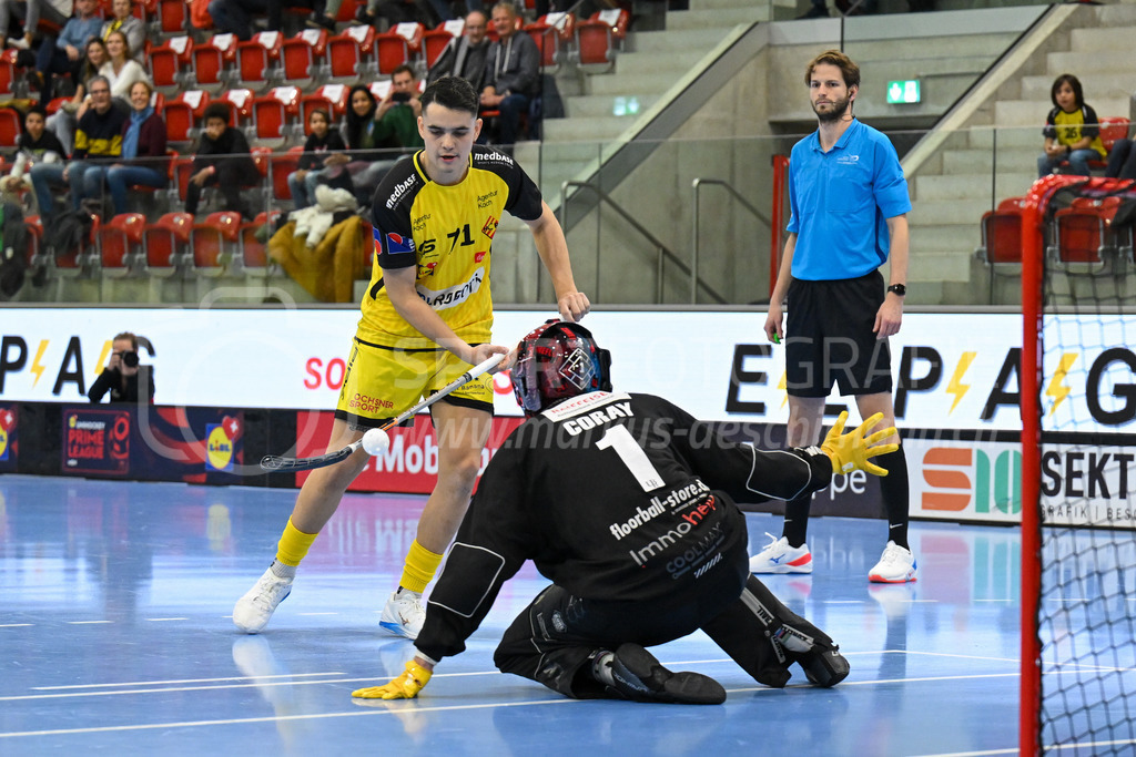 HC Rychenberg vs Basel Regio - 19. November 2022 | HC Rychenberg vs Basel Regio
AXA Arena, Winterthur
Marco Eyer (#71 HC Rychenberg) scheitert mit seinem Penalty an Christian Coray (#1 Unihockey Basel Regio).
Bild: Sportfotografie Markus Aeschimann | www.markus-aeschimann.ch - Realisiert mit Pictrs.com
