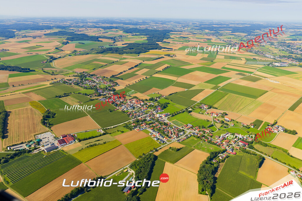 Schrägluftbild  Hofkirchen  Laberweinting - Das Luftbild wurde 2025 vom UL-Flugzeug heraus erstellt ( keine Drohne ) - Hochauflösende Luftaufnahme -Nicht vergleichbar mit Google Maps oder Satelittenbilder- Die Geschenkidee !Mit Lizenz und Bildrechte bestellbar