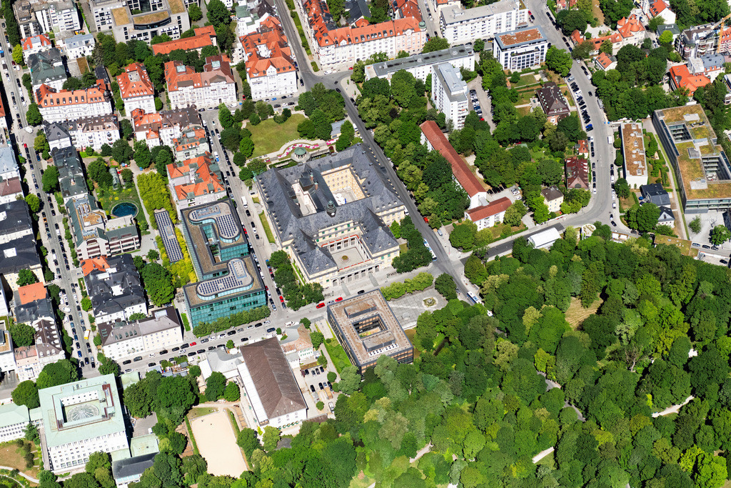 dr__0202536.jpg | MüNCHEN 29.06.2023 Verlauf der Straßenführung an der Königinstraße am Englischen Garten in München im Bundesland Bayern, Deutschland. // Street - road guidance on street Koeniginstrasse in Munich in the state Bavaria, Germany. Foto: Daniel Reiter