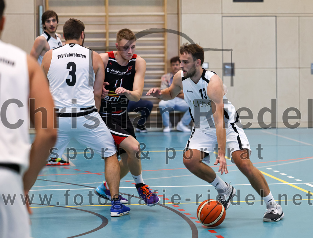 2022-10-16_036_TSV_Vaterstetten_gegen_Baskets_Vilsbiburg_2 | Vaterstetten, Deutschland, 16.10.2022:
Basketball, Bayernliga Herren Südost 2022 / 2023, 1. Spieltag, TSV Vaterstetten gegen Baskets Vilsbiburg 2, Endergebnis: 83:64

Mathias Furtmair (TSV Vaterstetten, #3), A. Bugajeu (Baskets Vilsbiburg, #11), Konstantin Huber (TSV Vaterstetten, #13)

Foto: Christian Riedel / fotografie-riedel.net
