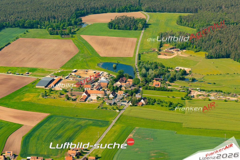 Das Luftbild zeigt : Klaushof Langenzenn - Die Luftaufnahme wurde 2024 vom UL-Flugzeug aus erstellt ( keine Drohne ) - Hochauflösende Luftaufnahme - Für grossformatige Ausdrucke geeignet. Die Geschenkidee !Mit Lizenz und Bildrechte bestellbar