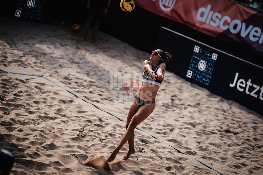 Beachvolleyball | Frauen | Allianz German Beach Tour 2025 | Tourstop Berlin | 16.08.2025 | Sophie Sarnighausen nimmt den Ball an