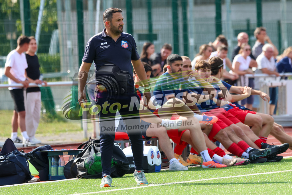 TuS Bardüttingdorf - TuRa Löhne | Auf dem Bild zu sehen: rot SG FA Herringhausen/Eickum Trainer: Ümüt Gözlükcü SV Löhne-Obernbeck, SG FA Herringhausen/Eickum, Saison 26/27, Fistelmann SuperCup - Realisiert mit Pictrs.com
