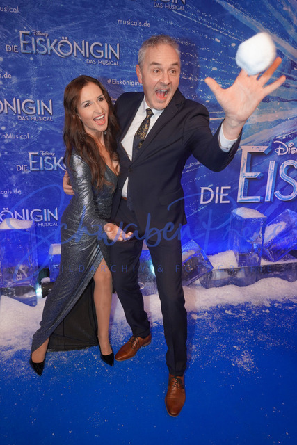 261124Ho167 | Anita Hofmann, Christian Filip Musicalpremiere Die EiskoeniginBlauer Teppich und Schneefall, Premiere zum Musical Disneys Die Eiskoenigin mit Promis am blauen Laufsteg. Deutschland, Stuttgart, Stage Apollo Theater, 22.11.2024