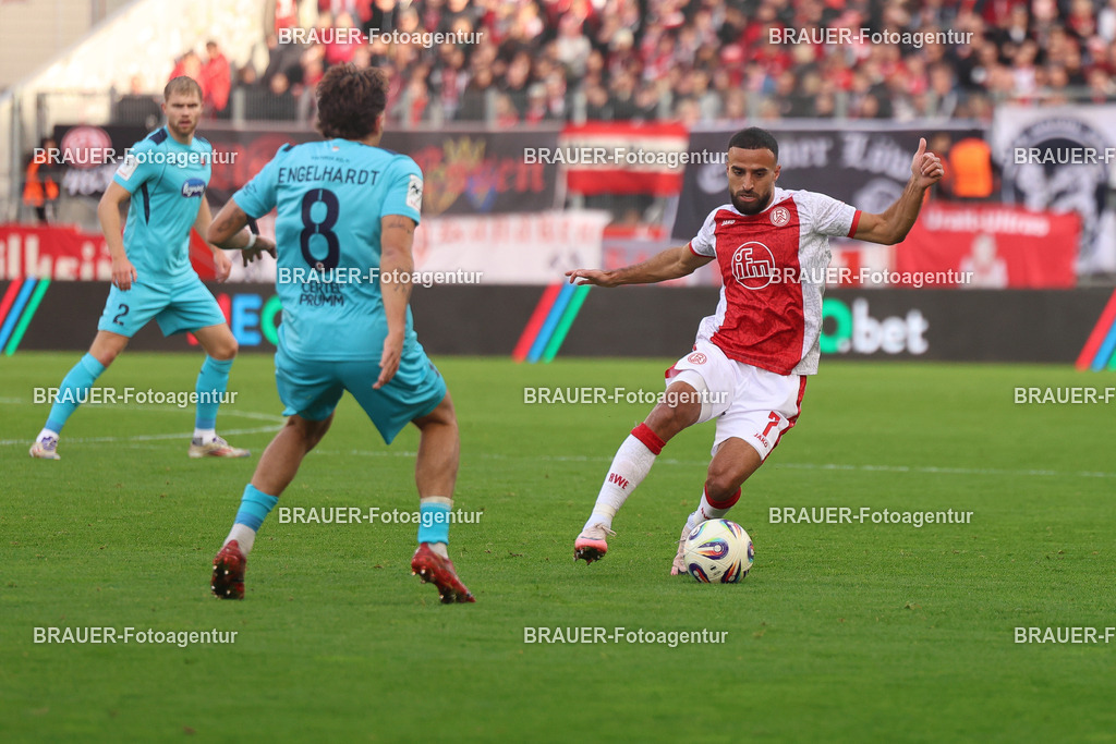 Rot-Weiss Essen - Viktoria Köln - 3.Liga | Essen, Deutschland, 18.10.2025Florian Engelhardt (Viktoria Köln)  und Ramien Safi  (Rot-Weiss Essen) im Kampf um den Ball  während des 3.Liga Spiels zwischen Rot-Weiss Essen- Viktoria Köln im Stadion an der Hafenstraße am 01.08.2025 in Essen. (Foto von Timo Bluhmki-Schmidt/ Brauer Fotoagentur