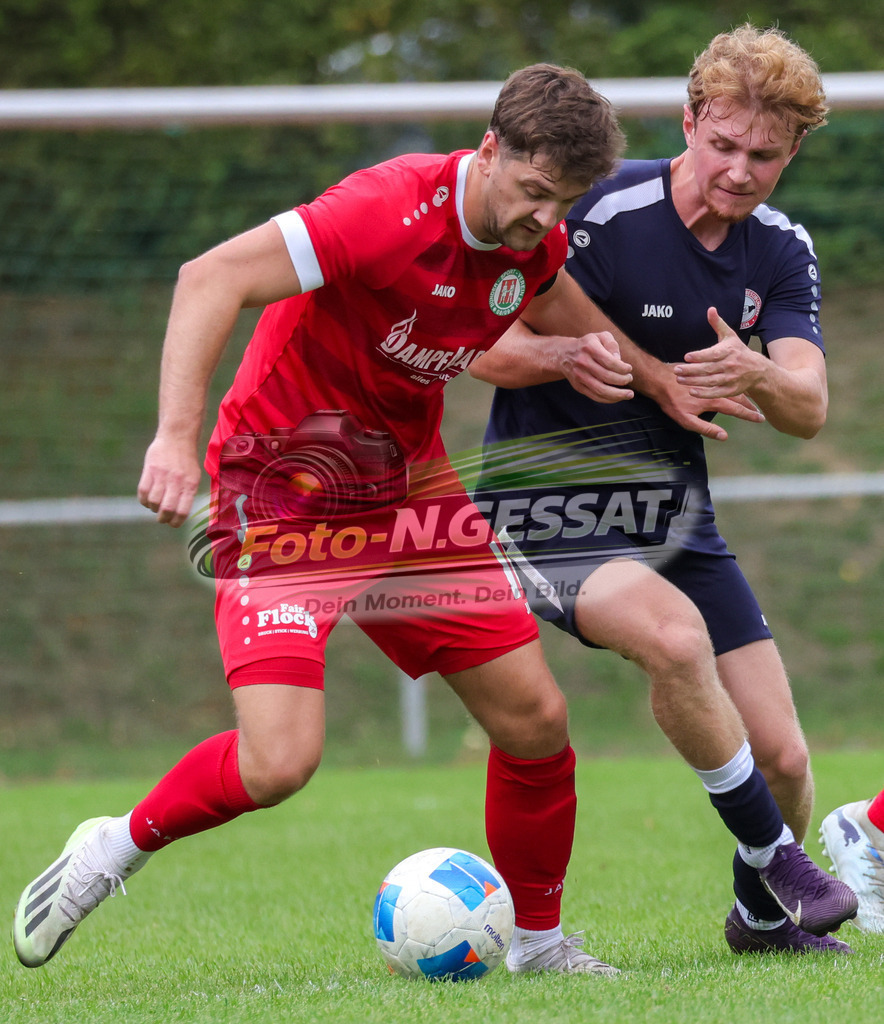Bünder SV - VfL Holsen | Auf dem Bild zu sehen: rot Bünder SV: Marvin Henseler ; blau VfL Holsen: Yurii Cherkas Bünder SV, VfL Holsen, Saison 26/27, Kreisliga A, Bünde, Deutschland - Realisiert mit Pictrs.com