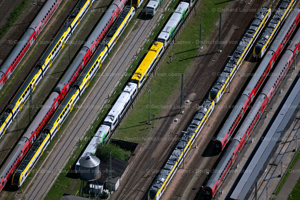 4033577 | FREIBURG IM BREISGAU 30.06.2020 Gleisanlagen, Bahnbetriebswerk und Bahnhof im Ortsteil Wiehre in Freiburg im Breisgau im Bundesland Baden-Württemberg, Deutschland. Weiterführende Informationen bei: DB Netz AG,  Deutsche Bahn AG. // Railway track, depot, maintenance and repair shop for trains in the district Wiehre in Freiburg im Breisgau in the state Baden-Wurttemberg, Germany. Further information at: DB Netz AG,  Deutsche Bahn AG. Foto: Gerhard Launer
