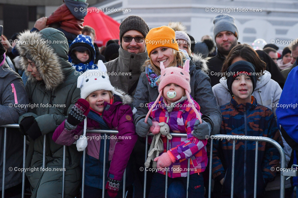 Coca Cola Weihnachtstruck in Linz_ 13.12.2022-6 | 13.12.2022, Linz, AUT, Maxi Markt Linz, im Bild Coca Cola Weihnachtstruck in Linz 2022, warten auf den Truck, Menschen, Besucher, Kinder