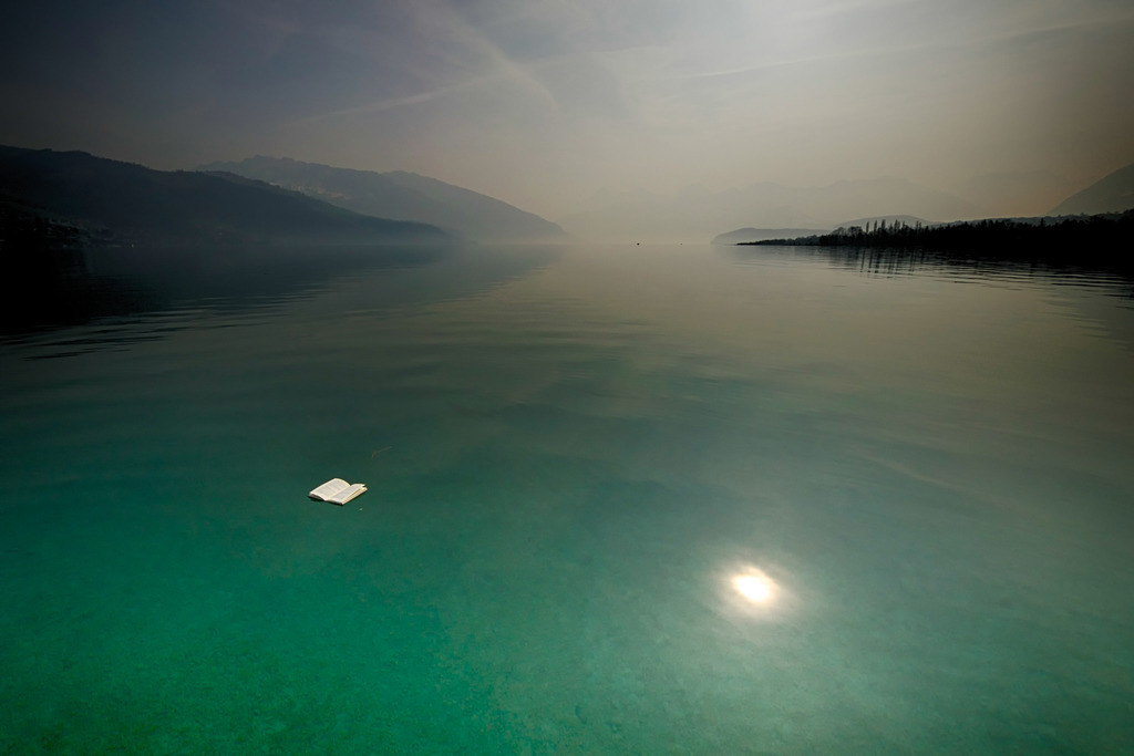 Sonnenfinsternis mit Buch | Eine partielle Sonnenfinsternis war angesagt, deshalb ging ich auf den See. Das Ereignis war eher langweilig und enttäuschend, deshalb habe ich ein Buch auf die Wasseroberfläche gelegt und damit experimentiert. 
-----------------------------------------------
A partial solar eclipse was announced, so I went to the lake. The event was rather boring and disappointing, so I put a book on the surface of the water and experimented with it.
-----------------------------------------------
Dieser Druck ist in einer limitierten Auflage von 5 Exemplaren erhältlich. 
This print is available in a limited edition of 5 copies. 
http://art.hess.photography/13-sonnenfinsternis-mit-buch.html - Realisiert mit Pictrs.com
