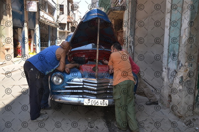 RGE_4703 | Kubaner basteln auf der Straße in Havanna an einem Amerikanischen Oldtimer rum.   Fotograf: Ralf Gebhardt - Realisiert mit Pictrs.com