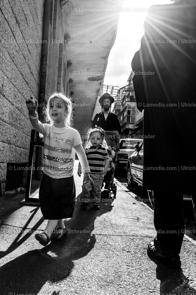 201608_Israel-120 | Jerusalem, Me’a Sche’arim. „Ich bin froh, dass Papa heute nur uns drei zum Ausflug mitnahm...!“ - Realisiert mit Pictrs.com
