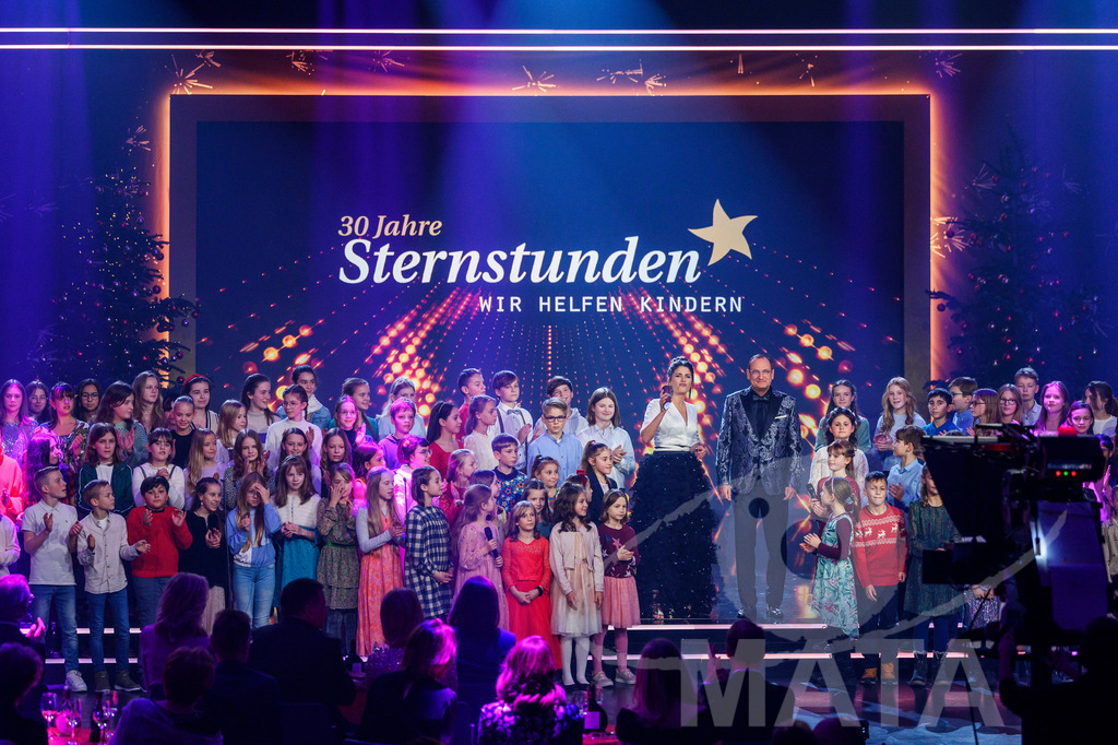 _DWI6018 | Die Eröffnung und die Begrüßung der Ehrengäste mit Moderatorin Sandra Rieß, Moderator Volker Heißmann und Kinderchor Pfennigparade bei '30 Jahre Sternstunden-Gala 2023' in der Frankenhalle. Nürnberg, 15.12.2023 - Realisiert mit Pictrs.com