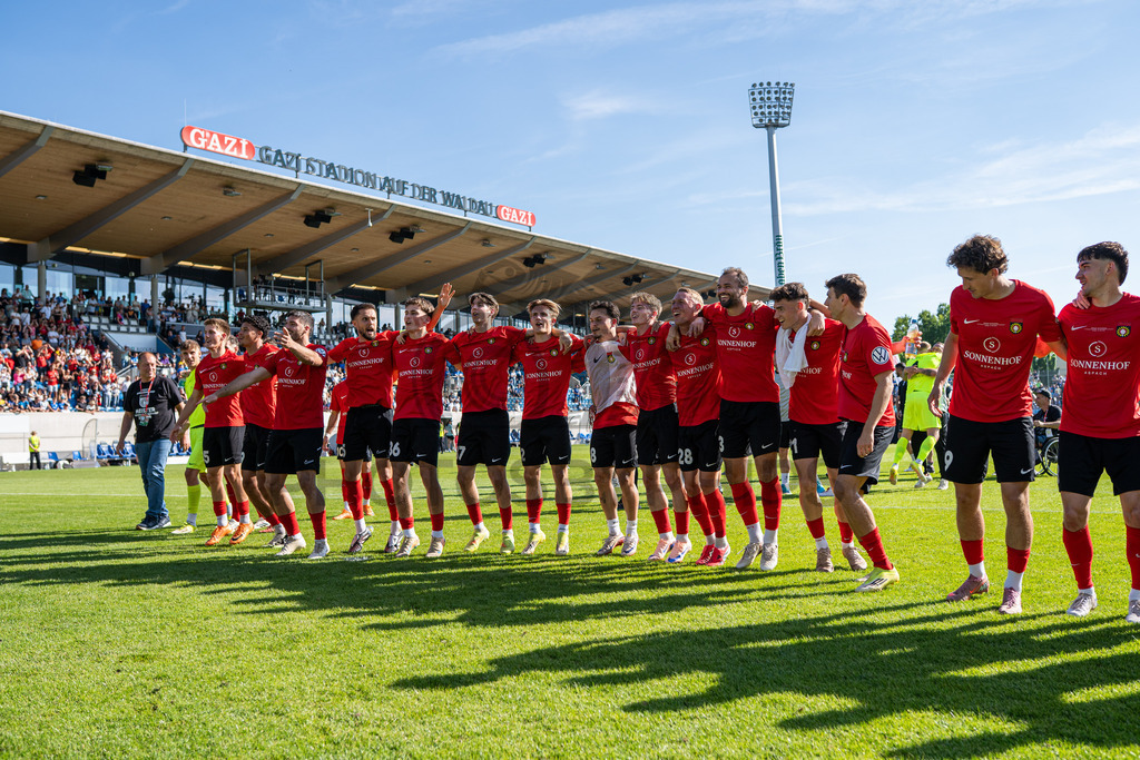 Stuttgarter Kickers vs. SG Sonnenhof Großaspach, Fussball, WFV-Pokal, Finale, 23.05.2026 | Team jubelt nach Abpfiff mit Fans, Zuschauern und Verantwortlichen,Stuttgarter Kickers vs. SG Sonnenhof Großaspach, Fussball, WFV-Pokal, Finale, 23.05.2026