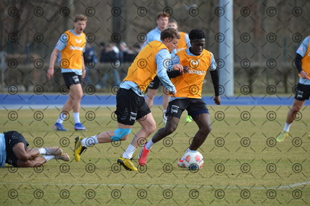 RGE_8399 | Hertha BSC, 2.Bundesliga, Herren, Training auf dem Hanns-Braun-Platz, Saison 2025/26,  von li. Michael Cuisance ( Hertha BSC ), Boris Mamazah Lum ( Hertha BSC ),  11.03. 2026, Fotograf: Ralf Gebhardt - Realisiert mit Pictrs.com