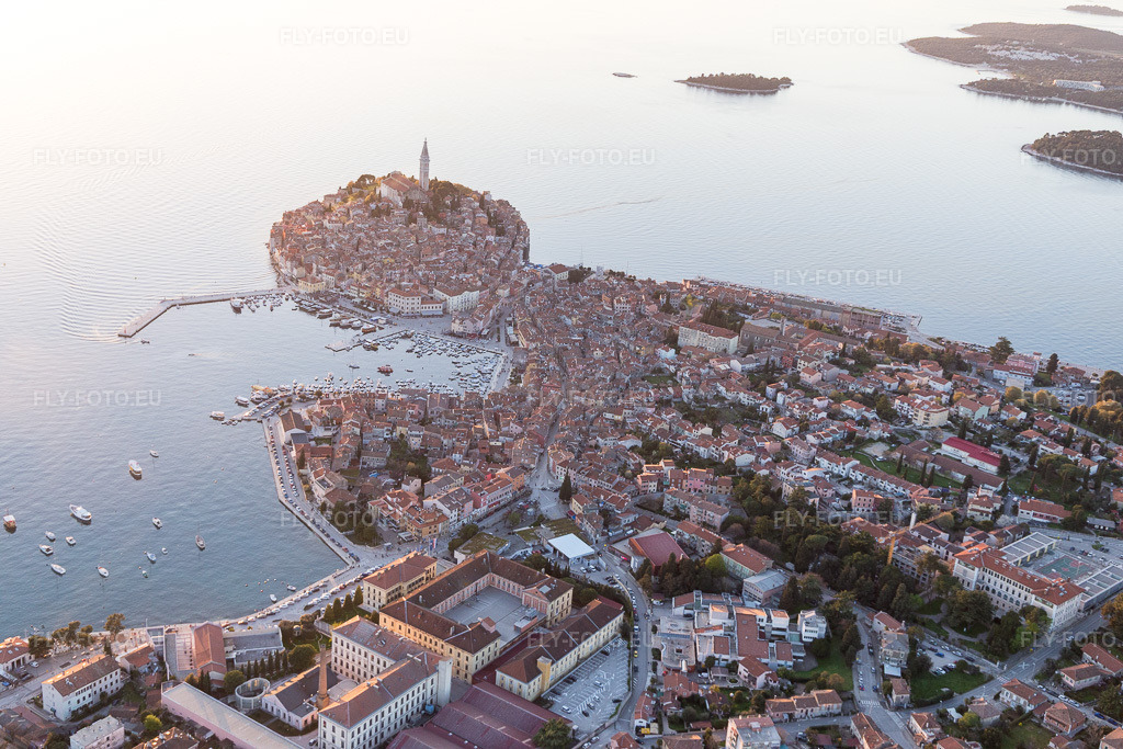 Vue aérienne: Vue de la ville à Rovinj dans le département Gespanschaft Istrien, Croatie. Photo: IMG_106169.jpg prise le 13/04/2018 par Werner Riehm/FLY-FOTO.eu – Résolution de l'original: 5472 x 3648 px