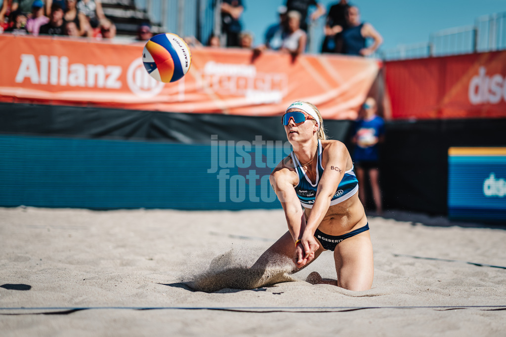 Beachvolleyball | Frauen | Allianz German Beach Tour 2024 | Tourstop Kühlungsborn | 11.08.2024 | Anna Behlen spielt den Ball