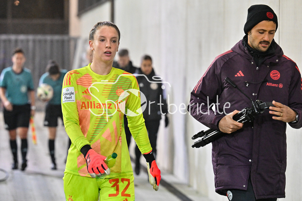 FC Bayern München Frauen - SG Eintracht Frankfurt Frauen | Im Bild Ena MAHMUTOVIC (FC Bayern München Frauen #32) auf dem Weg in die Kabine / Freisteller / Einzelfoto / Google Pixel Frauen Bundesliga: FC Bayern Muenchen - Eintracht Frankfurt, FC Bayern Campus am 04.11.2024