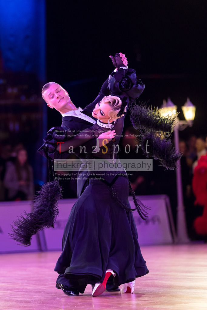 20241215_WDSF_Int_Open_Std-Riga-9045 | Tanzsportbilder, Standardtanz, Lateintanz, WDSF, DTV, LTVB, dancecomp, goc, hessen tanzt, blaues band der spree, walzer, tango, wiener walzer, slowfox, quickstepp, samba, rumba, cha-cha-cha, paso doble. jive, hd-kroft photography, turniertanzsport