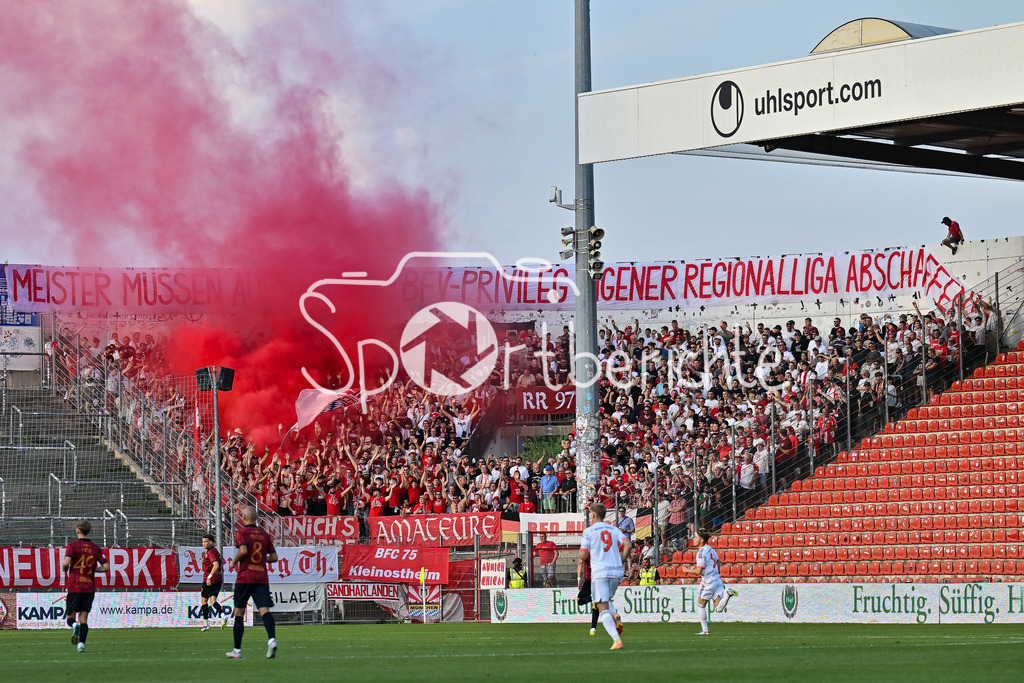 SpVgg Unterhaching - FC Bayern Amateure | Die Fans der Bayern Amateure zünden Pyprotechnik / Feuer / Rauch / Ultras / Regionalliga Bayern: SpVgg Unterhaching - FC Bayern München II; Uhlsport Park am 15.08.2025